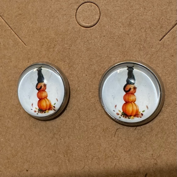 ❄️ SALE! Black Cat & Autumn Pumpkins Stud Earrings Glass & Metal BRAND NEW - Picture 8 of 9